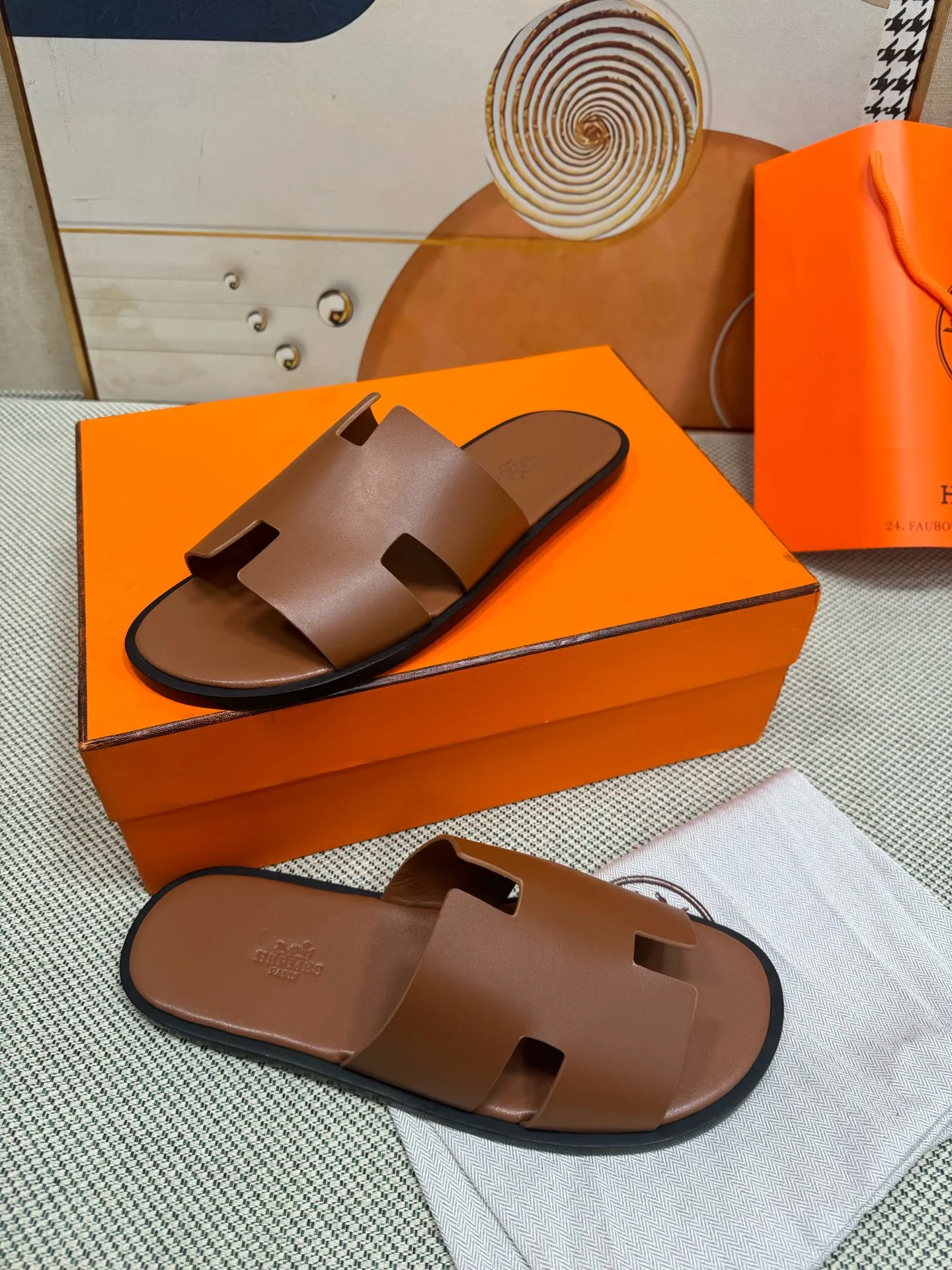 👟👟Ex-factory price 560👟👟 "HERMES" [Classic Original Version] Hermès; Top 🔝 Purchasing Agency 🔍🔍 Men's Latest 🇺🇸 Counter Sales Simultaneously, Original Imported from Italy: Silk Cowhide · Prominent (High-end · Nobility · Grade) Exquisite Workmanship (Italian 🇮🇹 Imported Water Dye Brand Wear-resistant ultra-thousand leather feet) Soles: Original soles specially provided by the original factory, ⚠exclusive double-layer movable rubber molded outsole; super comfortable, wear-resistant, non-slip, environmentally friendly🌳🌳🌳, real photos taken🎬The real ones are more beautiful🔍🔍 (high quality, single goods), you can enter and exit the counter at will* Code number: 38·39·40·41·42·43·44# (45# can be customized) (46 47➕30 customization is not returnable) Welcome to place an order...☕